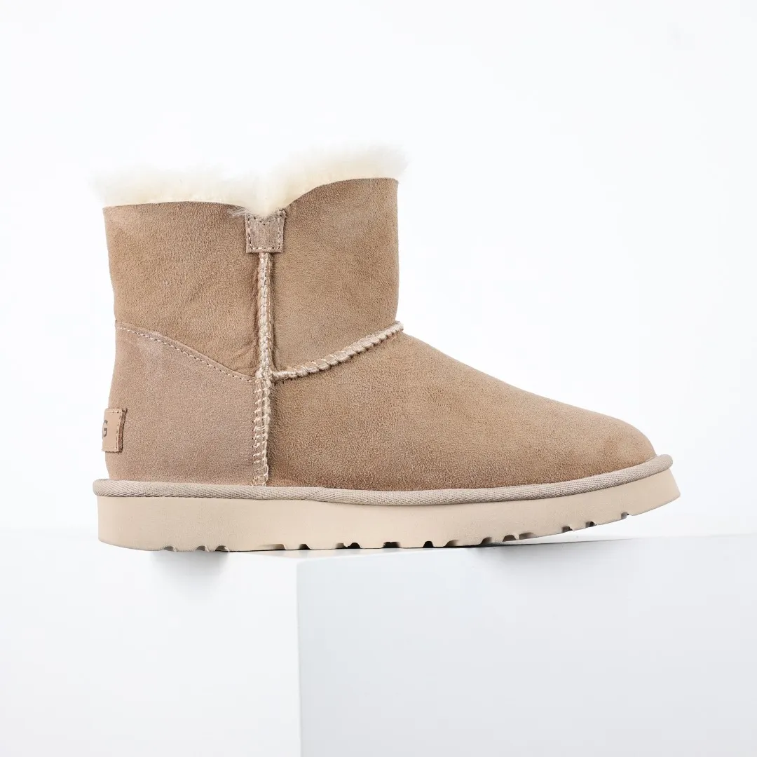 Pick up locally 💰560 Core recommended good price It is a very suitable choice for home furnishings. In the new year, uug launched a series of styles, which are partial to the preferences of young consumers and have also moved to the forefront of fashion trends. Shoe body material: water-repellent coated suede upper, 17 mm UGGPURE™ implantable wool insole, lightweight non-slip and comfortable rubber outsole, with brand LOGO and trademark, with full packaging Size: 35 36 37 38 39 40